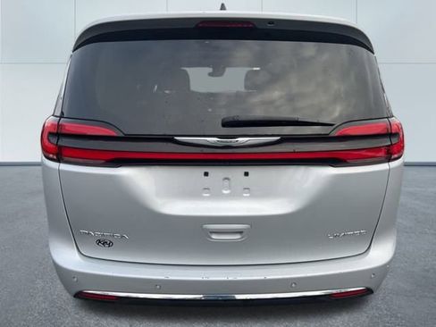 Used 2023 Chrysler Pacifica Limited image 4