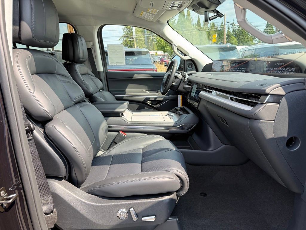 New 2027 Lincoln Navigator Premiere AWD/4WD image 9