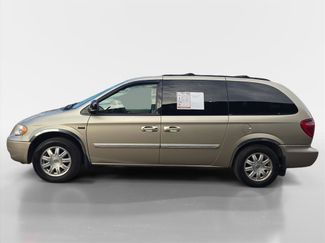 Used 2007 Chrysler Town & Country Touring video 2