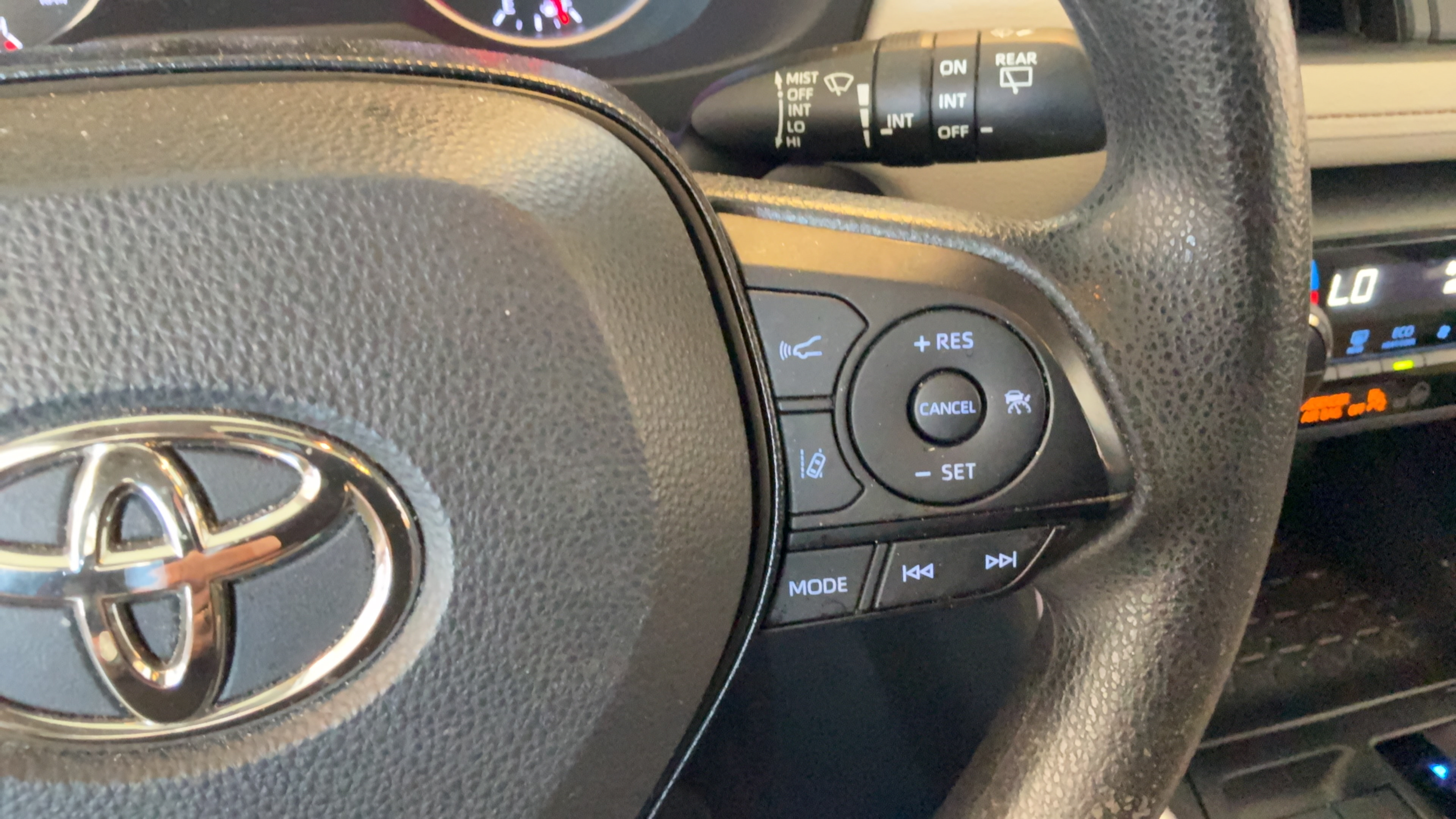 Used 2021 Toyota RAV4 XLE w/ Convenience Package FWD image 17