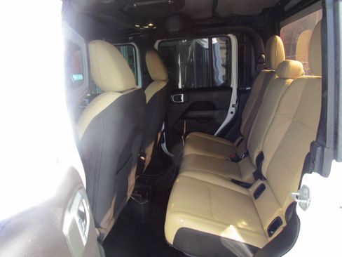 Used 2020 Jeep Gladiator Overland AWD/4WD image 11