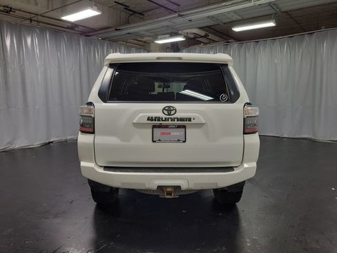 Used 2018 Toyota 4Runner SR5 AWD/4WD image 7