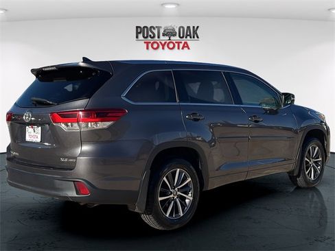 Used 2017 Toyota Highlander XLE image 7