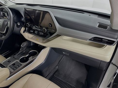 Used 2023 Toyota Highlander Platinum image 30