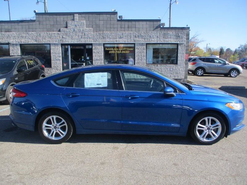 Used 2018 Ford Fusion SE FWD image 2