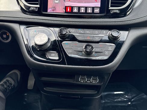 Used 2023 Chrysler Pacifica Touring-L w/ S Appearance Package image 11