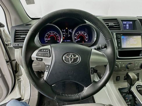 Used 2013 Toyota Highlander SE FWD image 12