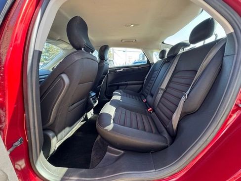 Used 2015 Ford Fusion SE image 12