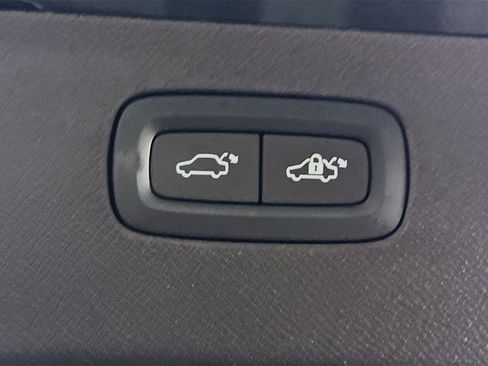 Used 2024 Volvo XC90 B5 Core image 30