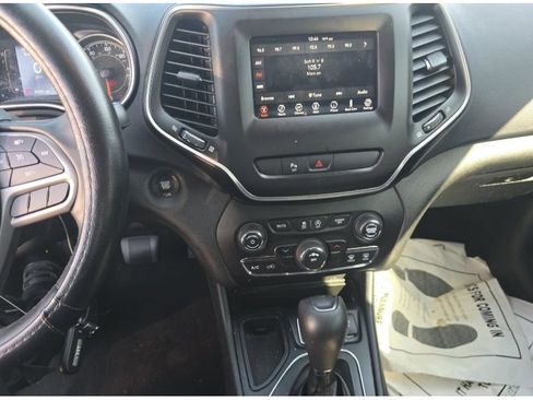 Used 2019 Jeep Cherokee Latitude Plus image 15