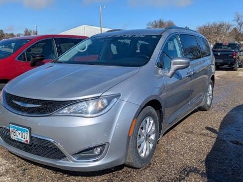 Used 2018 Chrysler Pacifica Touring-L image 1