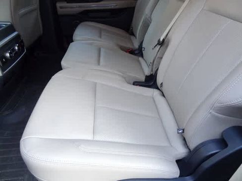 Used 2023 Ford Expedition XLT image 8