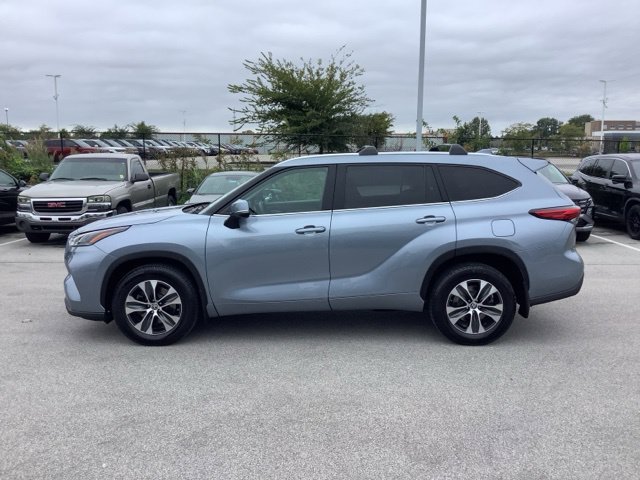 Used 2021 Toyota Highlander XLE AWD/4WD image 2