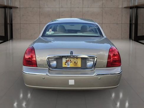 Used 2005 Lincoln Town Car Signature RWD image 8
