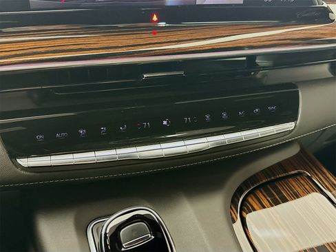 Used 2024 Cadillac Escalade Luxury image 17