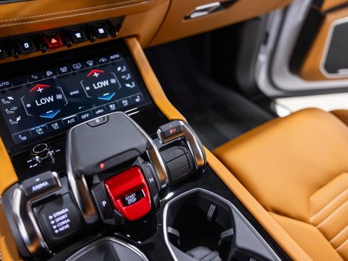Used 2025 Lamborghini Urus SE image 47