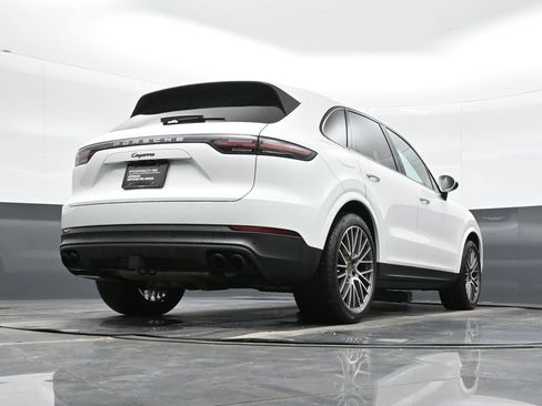 Certified 2023 Porsche Cayenne Platinum Edition image 37