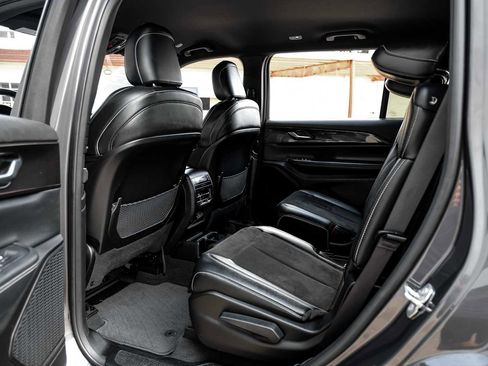 Used 2023 Jeep Grand Cherokee L Laredo image 38