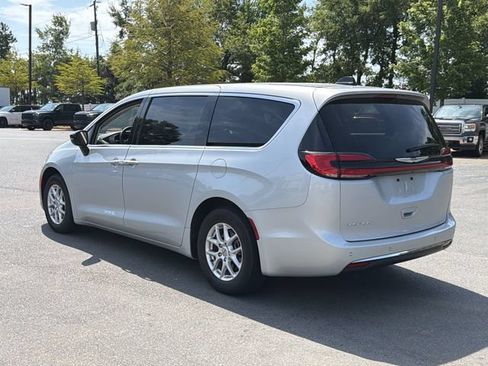 Used 2024 Chrysler Pacifica Touring-L FWD image 3