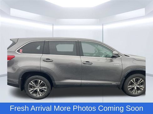 Used 2019 Toyota Highlander LE AWD/4WD image 4