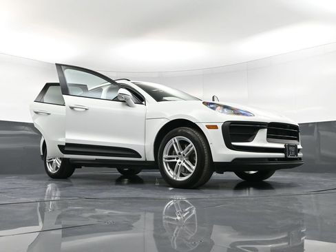 Certified 2022 Porsche Macan AWD/4WD image 37