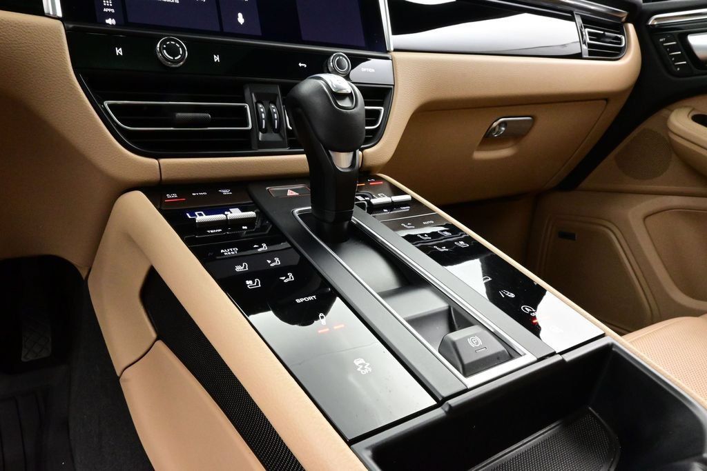 Certified 2022 Porsche Macan S AWD/4WD image 11