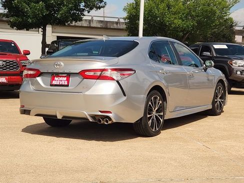 Used 2020 Toyota Camry SE FWD image 3
