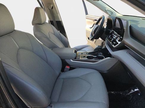 Used 2021 Toyota Highlander Limited FWD image 12