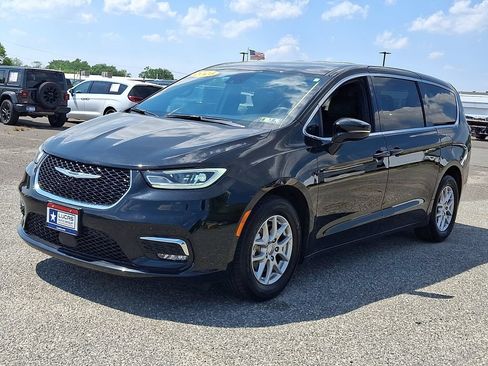 Used 2025 Chrysler Pacifica Select FWD image 6