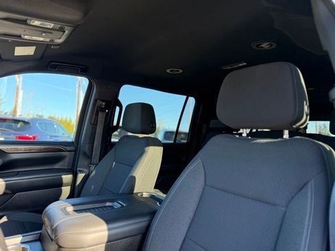 Used 2023 GMC Yukon XL SLE image 12