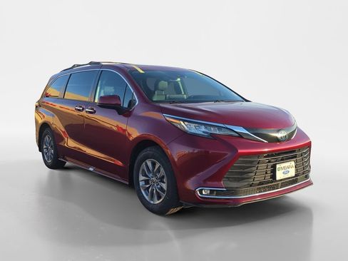 Used 2022 Toyota Sienna XLE image 8