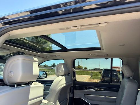 Used 2022 Jeep Wagoneer Series III w/ Premium Group I AWD/4WD image 21