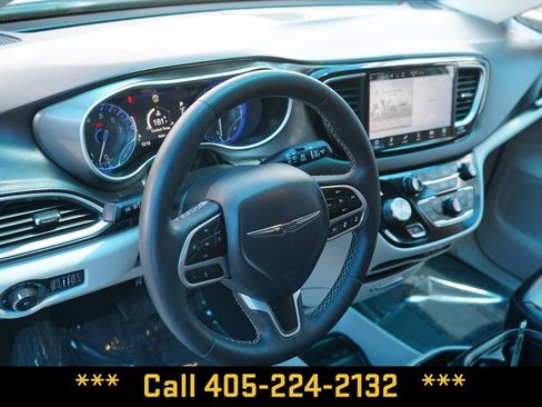 Used 2023 Chrysler Pacifica Touring-L FWD image 15