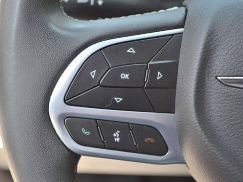 Used 2023 Chrysler Pacifica Touring-L FWD image 20