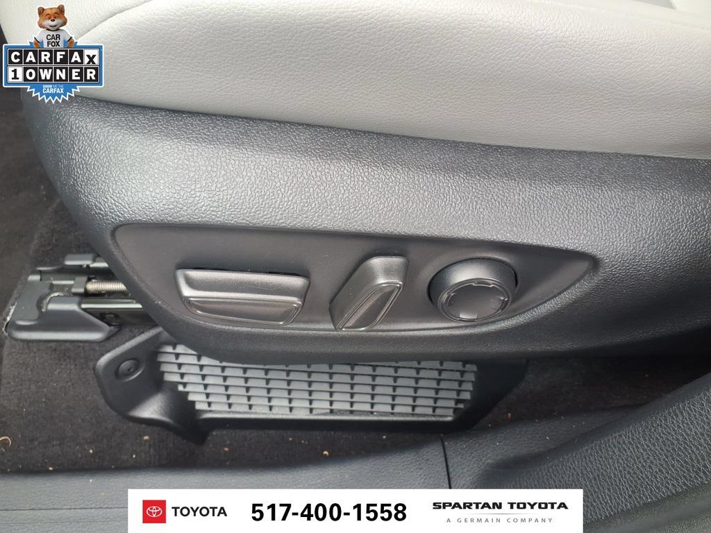 Used 2025 Toyota Sienna XLE FWD image 17
