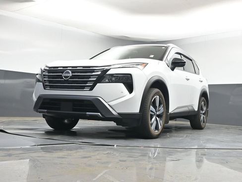 Used 2024 Nissan Rogue SL w/ SL Premium Package image 9