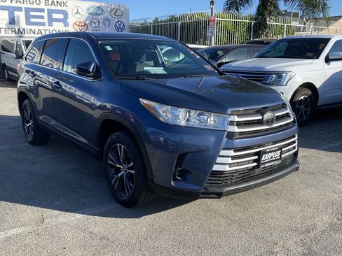 Used 2019 Toyota Highlander LE w/ Carpet Mat Package (TMS) FWD image 7