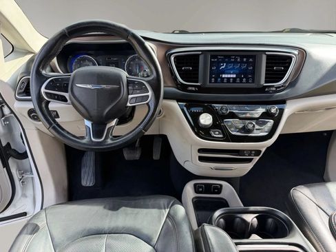 Used 2018 Chrysler Pacifica Touring-L FWD image 18
