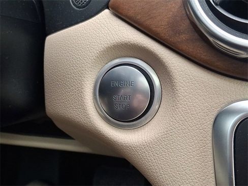 Used 2020 Mercedes-Benz GLA 250 4MATIC image 25