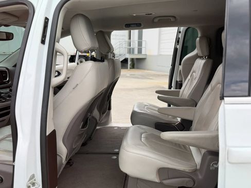 Used 2020 Chrysler Pacifica Touring-L FWD image 19