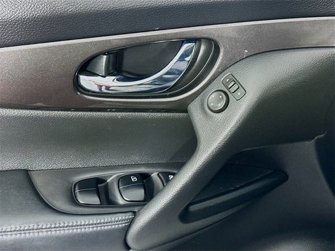 Used 2019 Nissan Rogue SV image 17