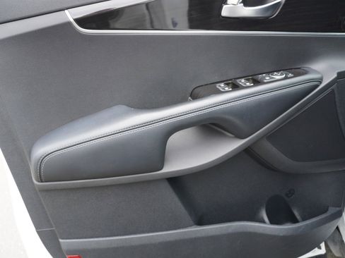 Used 2019 Kia Sorento LX image 17