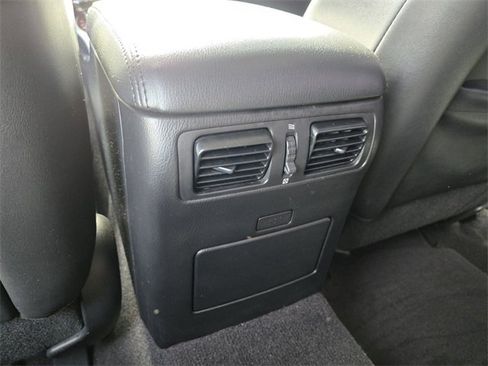 Used 2017 INFINITI Q70 3.7 image 18