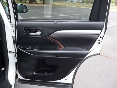 Used 2017 Toyota Highlander XLE AWD/4WD image 27