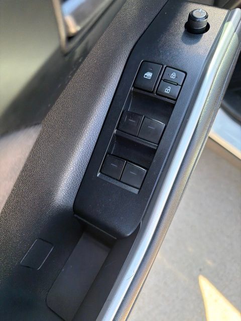 Used 2021 Toyota Highlander LE FWD image 12