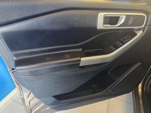 Used 2021 Ford Explorer XLT w/ Equipment Group 202A AWD/4WD image 17