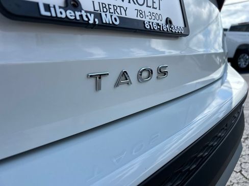 Used 2024 Volkswagen Taos SE w/ MDO Package FWD image 12