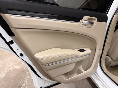 Used 2014 Chrysler 300 image 21