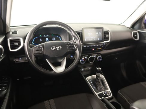 Used 2025 Hyundai Venue SEL image 2