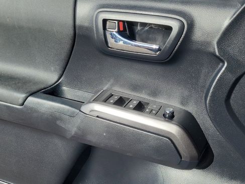 Used 2018 Toyota Tacoma TRD Sport w/ Technology Package image 27